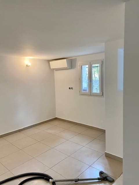 Chambre repeinte en blanc, prête à être meublée
