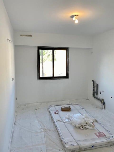 Chambre en cours de rénovation, murs enduits et poncés