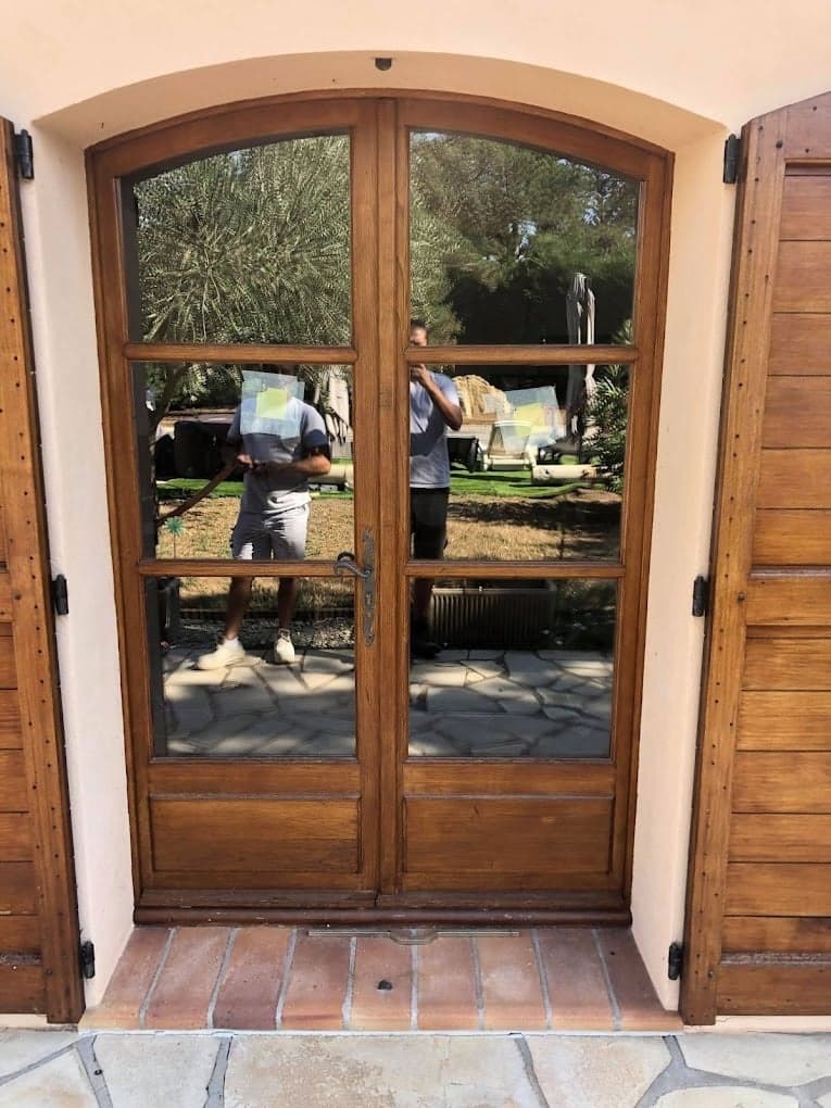 Porte-fenêtre cintrée en bois massif, restaurée