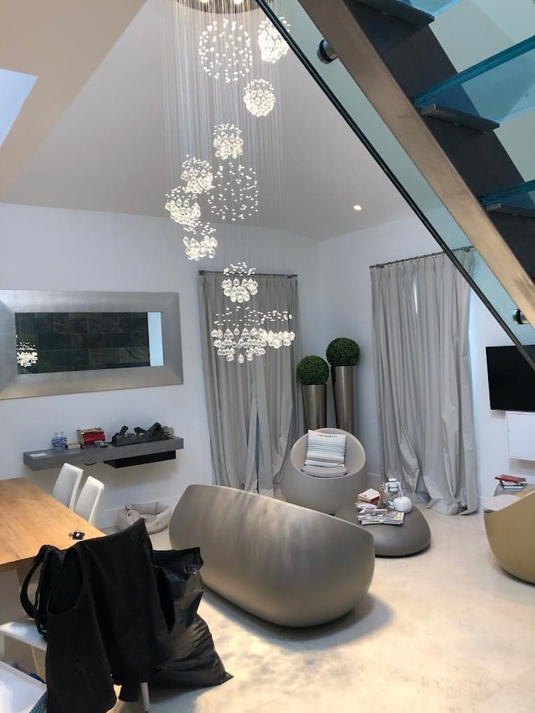 Séjour contemporain rénové sous un grand lustre