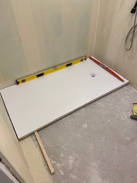 Préparation du support et mise à niveau avant pose du receveur de douche