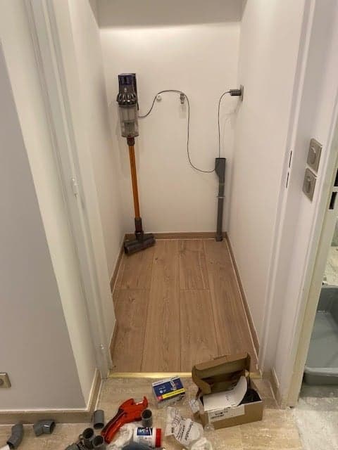 Petit espace rénové avec sol effet bois